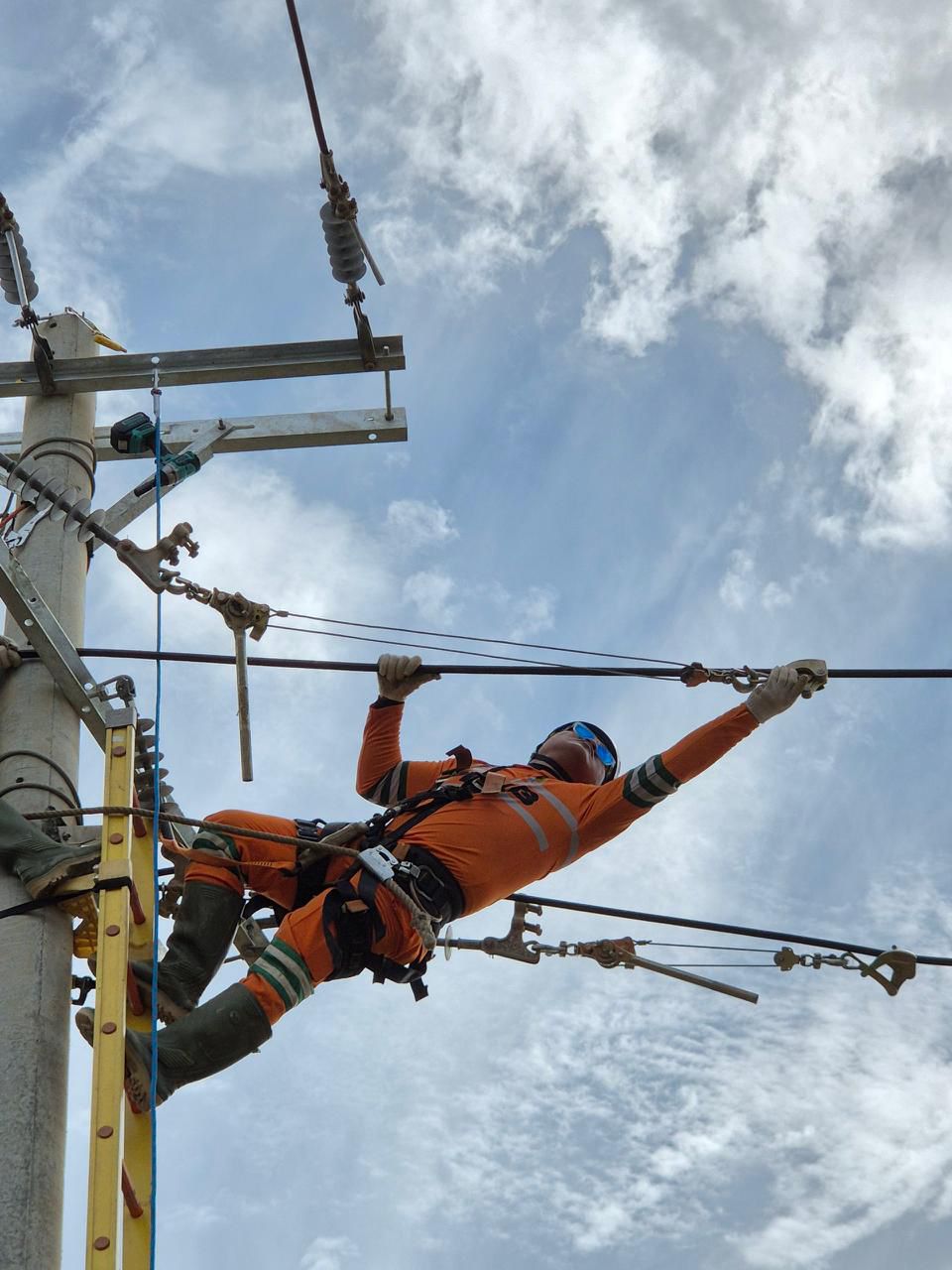 Personel PLN melakukan penarikan kabel Saluran Udara Tegangan Menengah (SUTM) di Panton Labu, Aceh Utara.